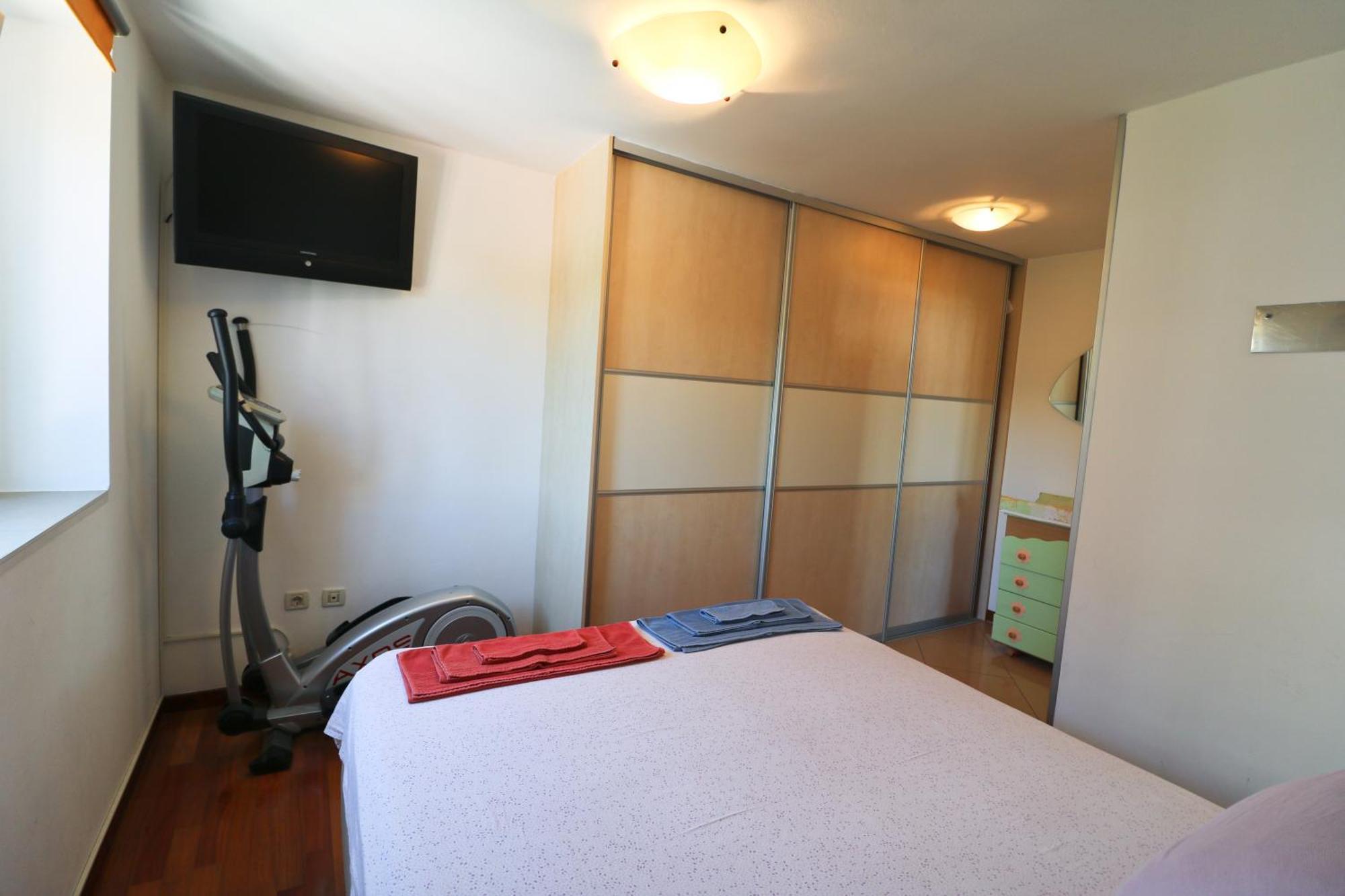 Apartament And Tudor Split