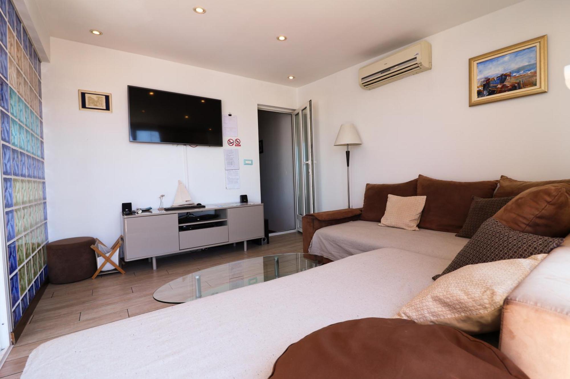 Apartament And Tudor Split