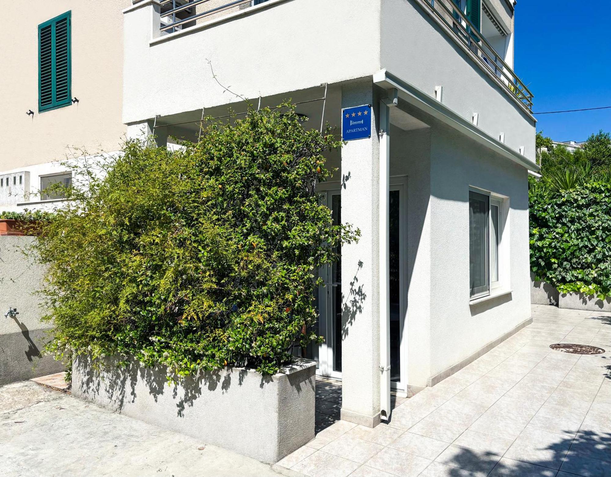 Apartament And Tudor *